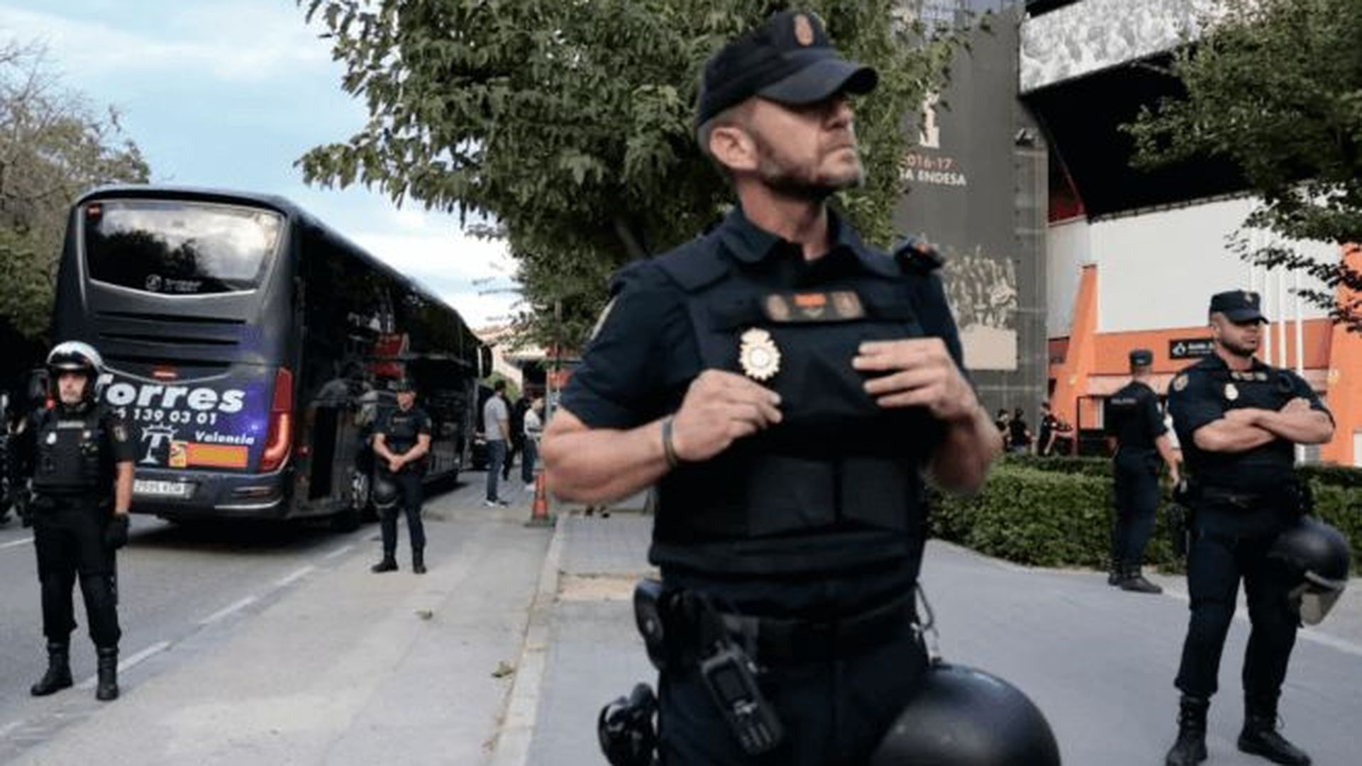 medidas_de_seguridad_antes_del_valencia_basket___maccabi_foto_efe_002.png medidas_de_seguridad_antes_del_valencia_basket___maccabi_foto_efe_002.png