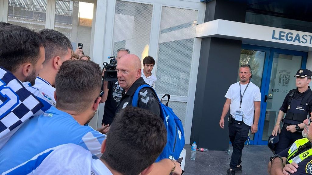 Pepe Mel habla con los aficionados del Málaga en Butarque