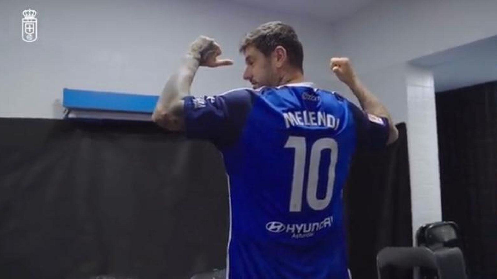 melendi_presenta_la_nueva_camiseta_del_oviedo.jpeg