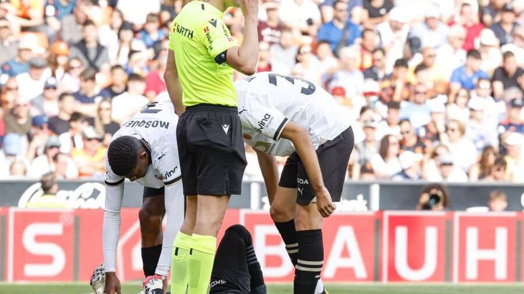 Jaume sale cojeando de Mestalla y con muleta tras el Valencia-Alavés