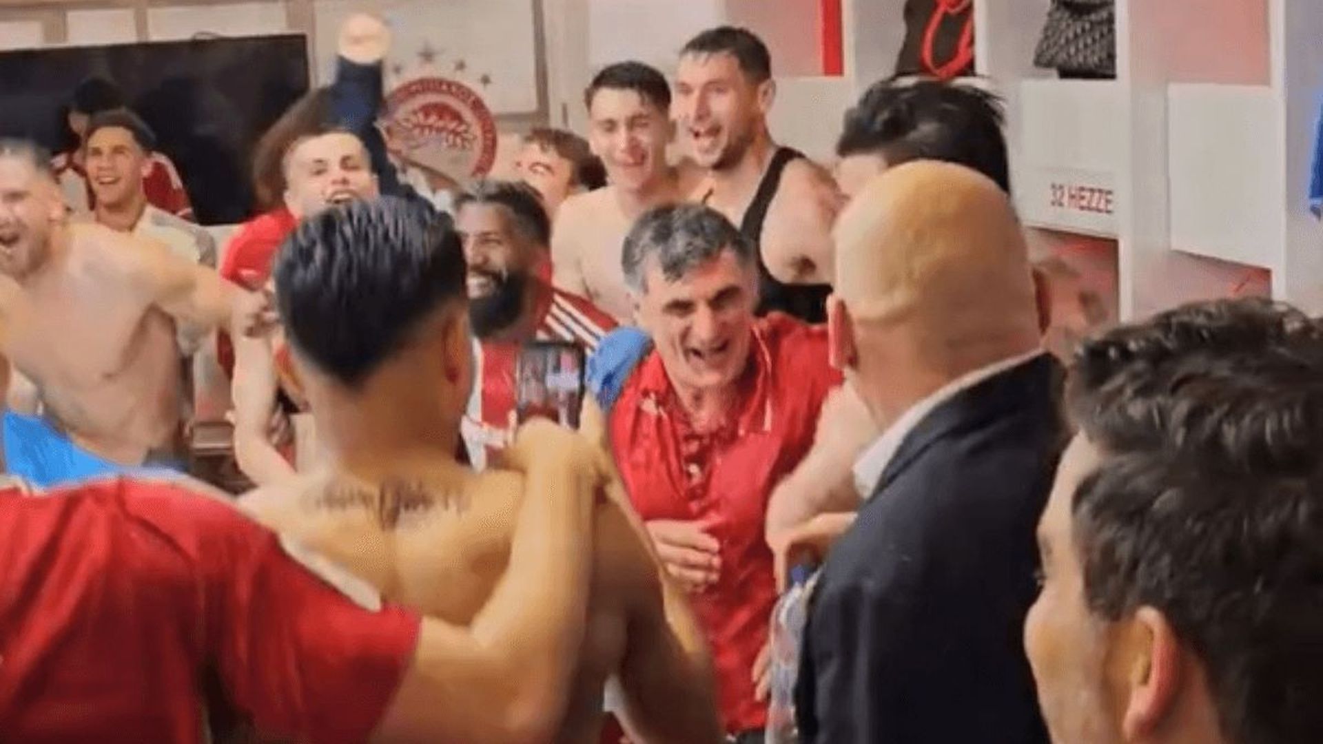 mendilibar_celebra_el_titulo_de_liga_con_olympiacos_001.png mendilibar_celebra_el_titulo_de_liga_con_olympiacos_001.png