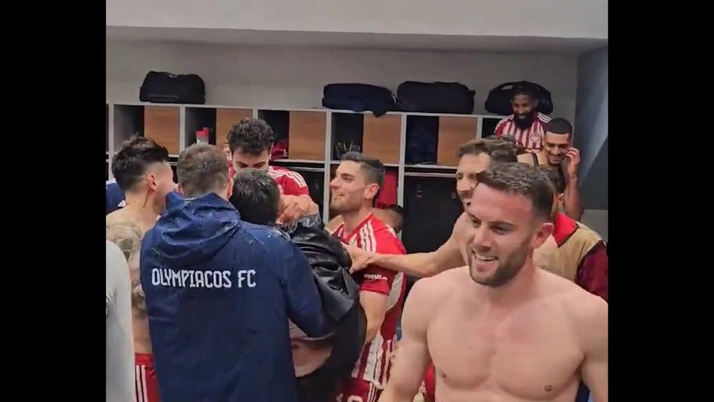 Los jugadores de Olympiacos mantean y 'duchan' a Mendilibar tras la gesta en la Conference