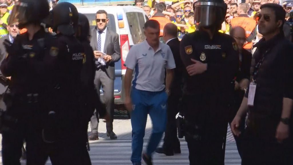(MEDIASET) La afición del Cádiz recibe con insultos al bus del Sevilla