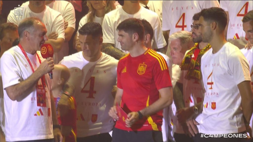 Mikel Merino y su padre recrean la celebración icónica de Stuttgart en Cibeles