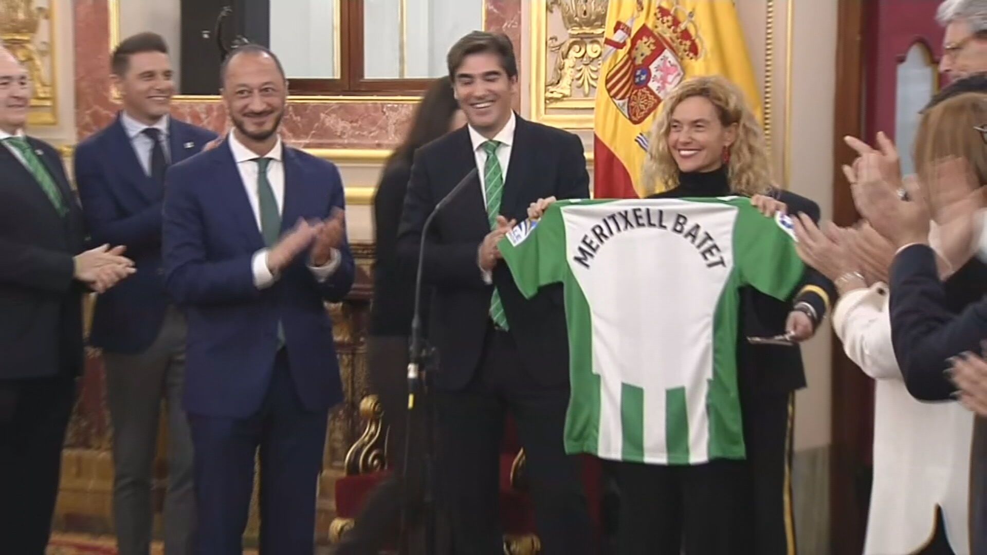 meritxell_batet_posa_con_la_camiseta_del_betis_que_le_ha_dedicado_el_club_en_el_congre.jpeg
