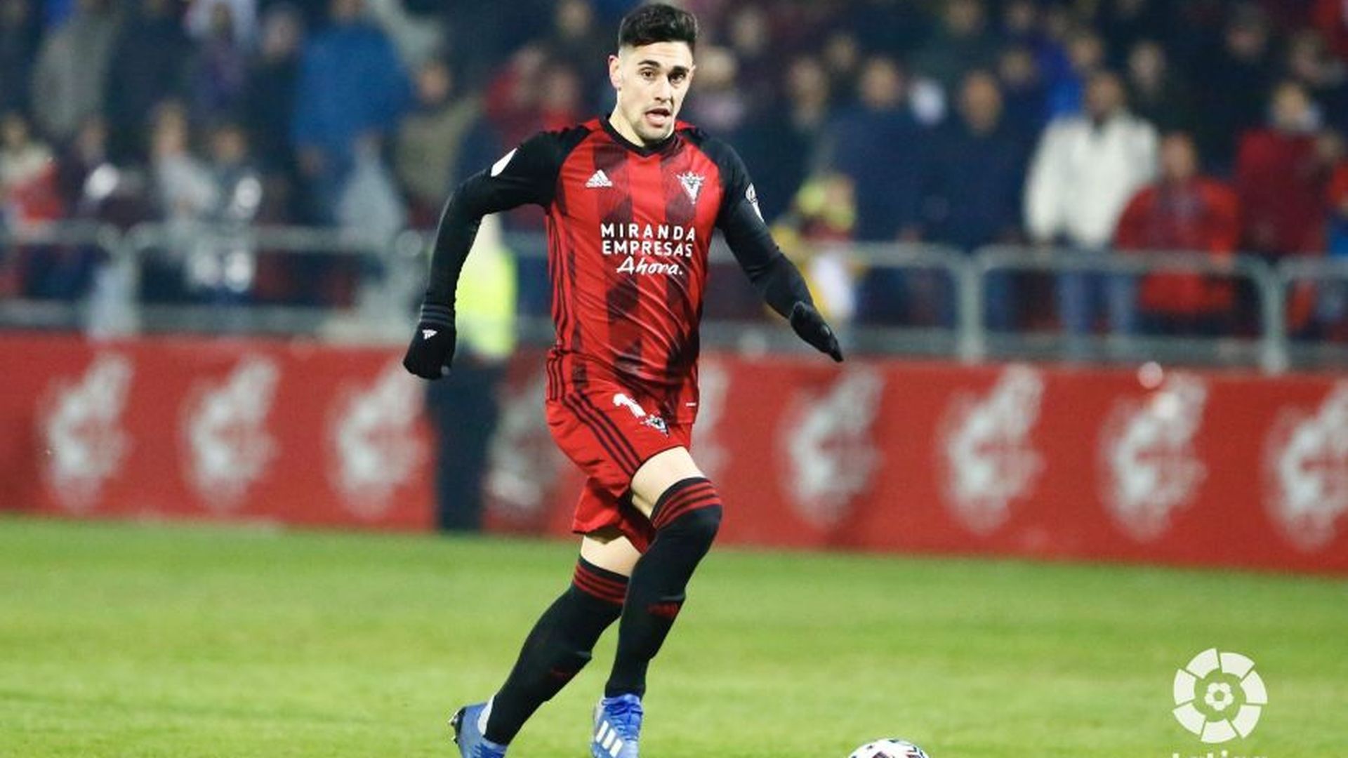 merquelanz_conduce_un_balon_en_el_municipal_de_anduva_durante_los_cuartos_de_final_de__001.jpeg merquelanz_conduce_un_balon_en_el_municipal_de_anduva_durante_los_cuartos_de_final_de__001.jpeg