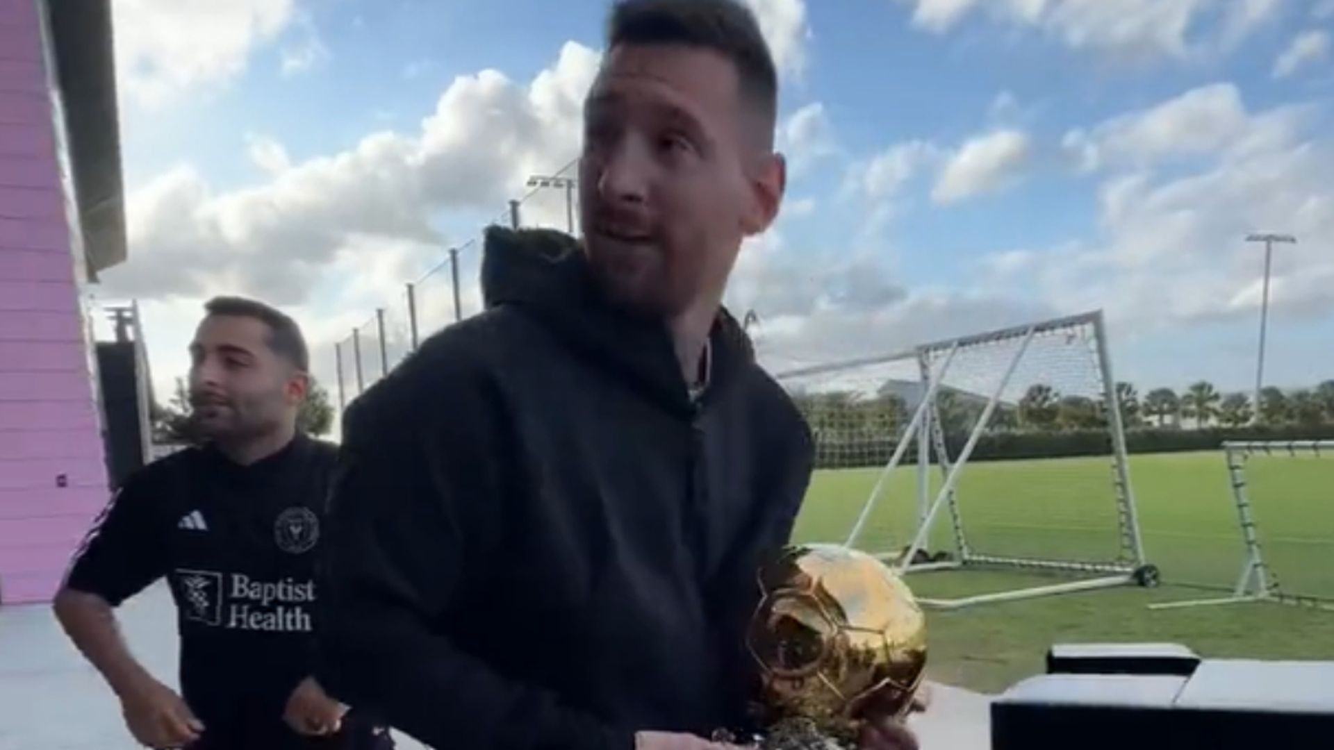 messi_presentando_el_balon_de_orojpg.jpg