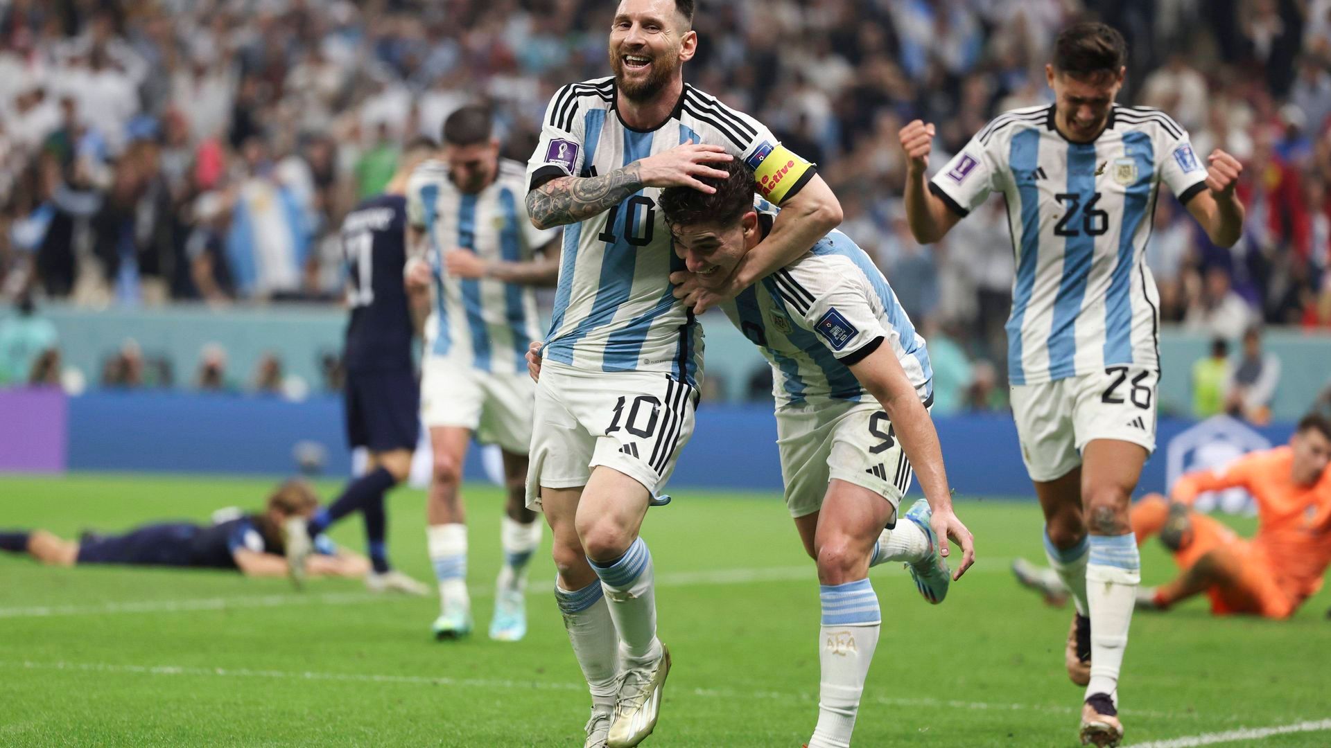 messi_y_julian_alvarez_celebran_el_2_0_de_argentina_contra_croacia_en_el_mundial_foto_.jpg