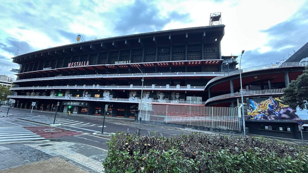 La llegada del Valencia a Mestalla entre bengalas