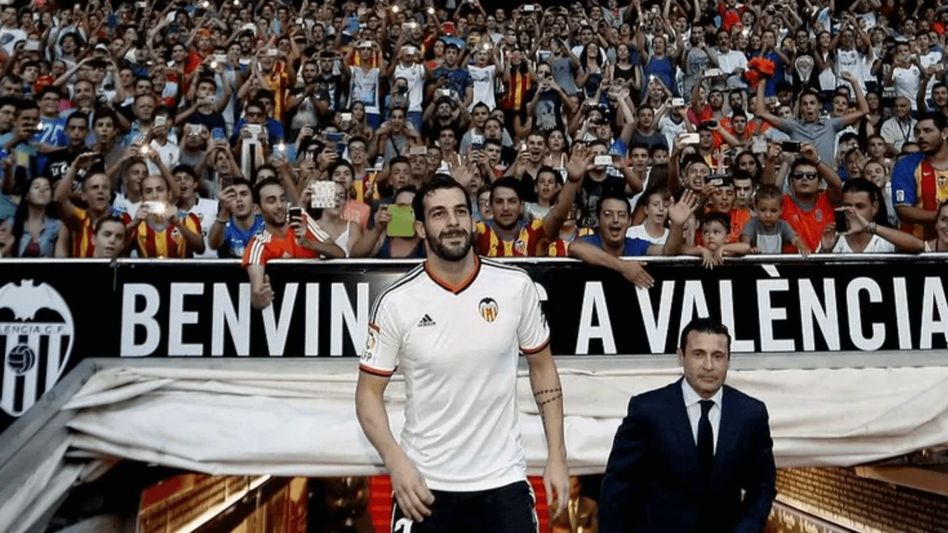 mestalla_se_lleno_para_la_presentacion_de_alvaro_negredo_foto_efe_001.png