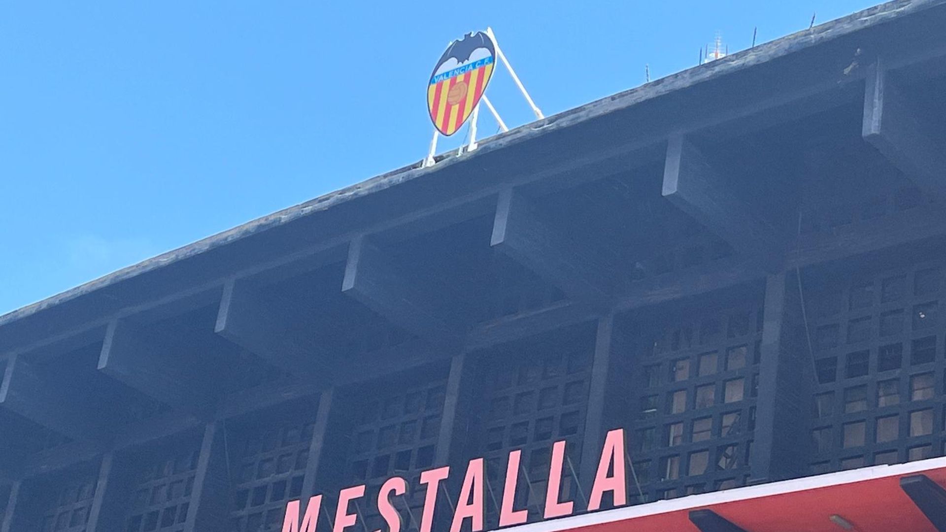 mestalla_tiene_nuevo_escudo_ya_preside_la_avenida_de_suecia__001.jpg