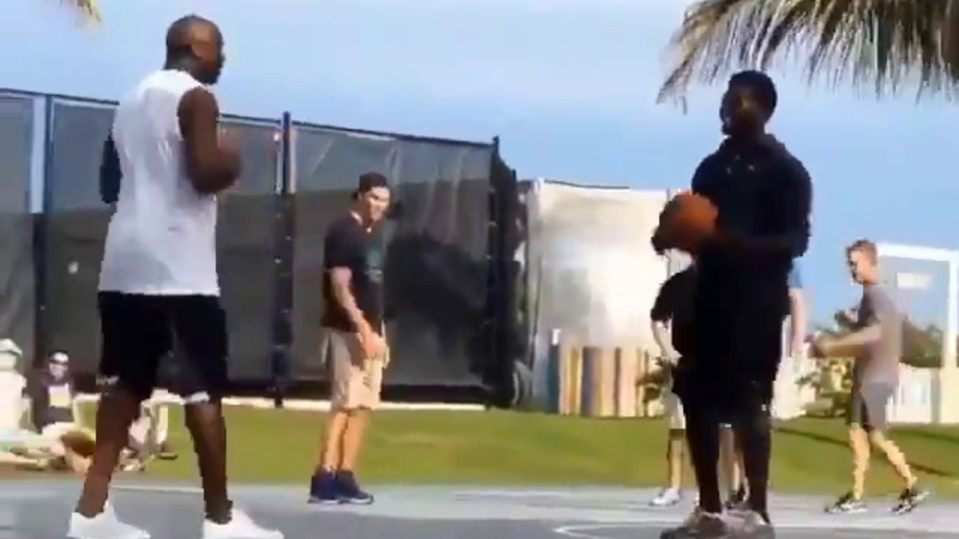 michael_jordan_con_60_anos_se_rie_de_unos_jovenes_en_un_partido_callejero_buscad_en_yo.jpg michael_jordan_con_60_anos_se_rie_de_unos_jovenes_en_un_partido_callejero_buscad_en_yo.jpg