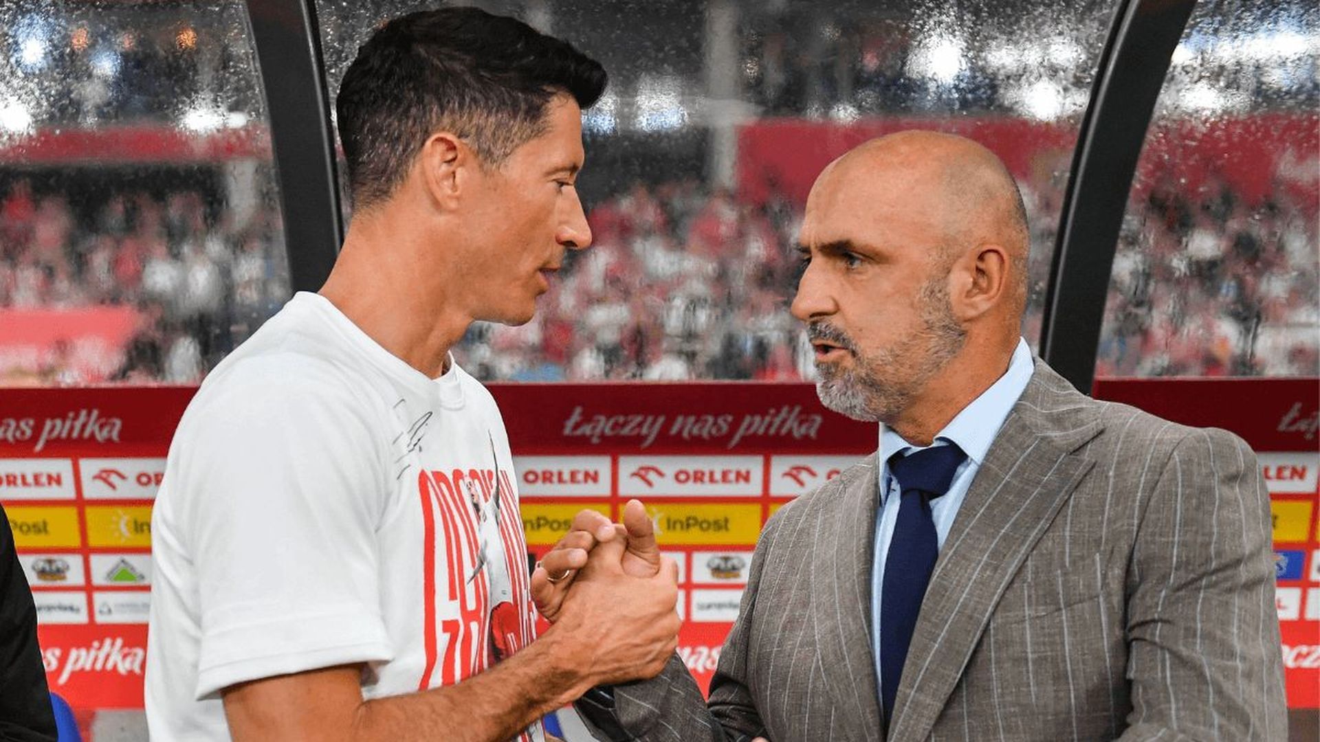 michal_probierz_y_robert_lewandowski_conversan_en_un_partido_de_polonia_foto_cordon_pr.png