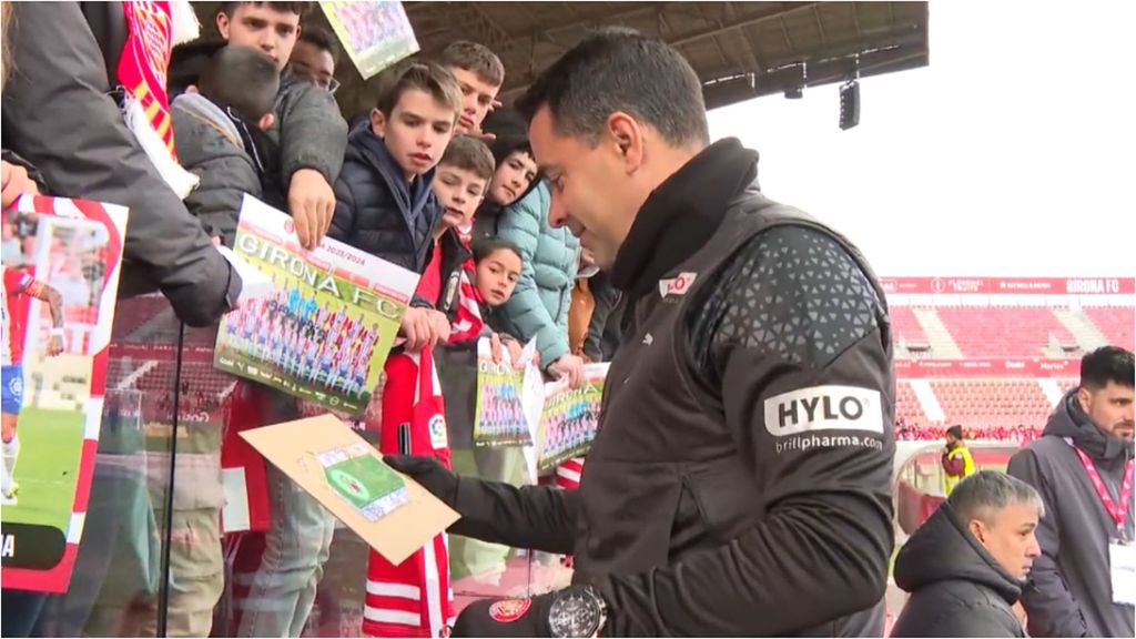 Míchel alucina con el regalo que le da un joven aficionado: “¿Hecho por ti?”