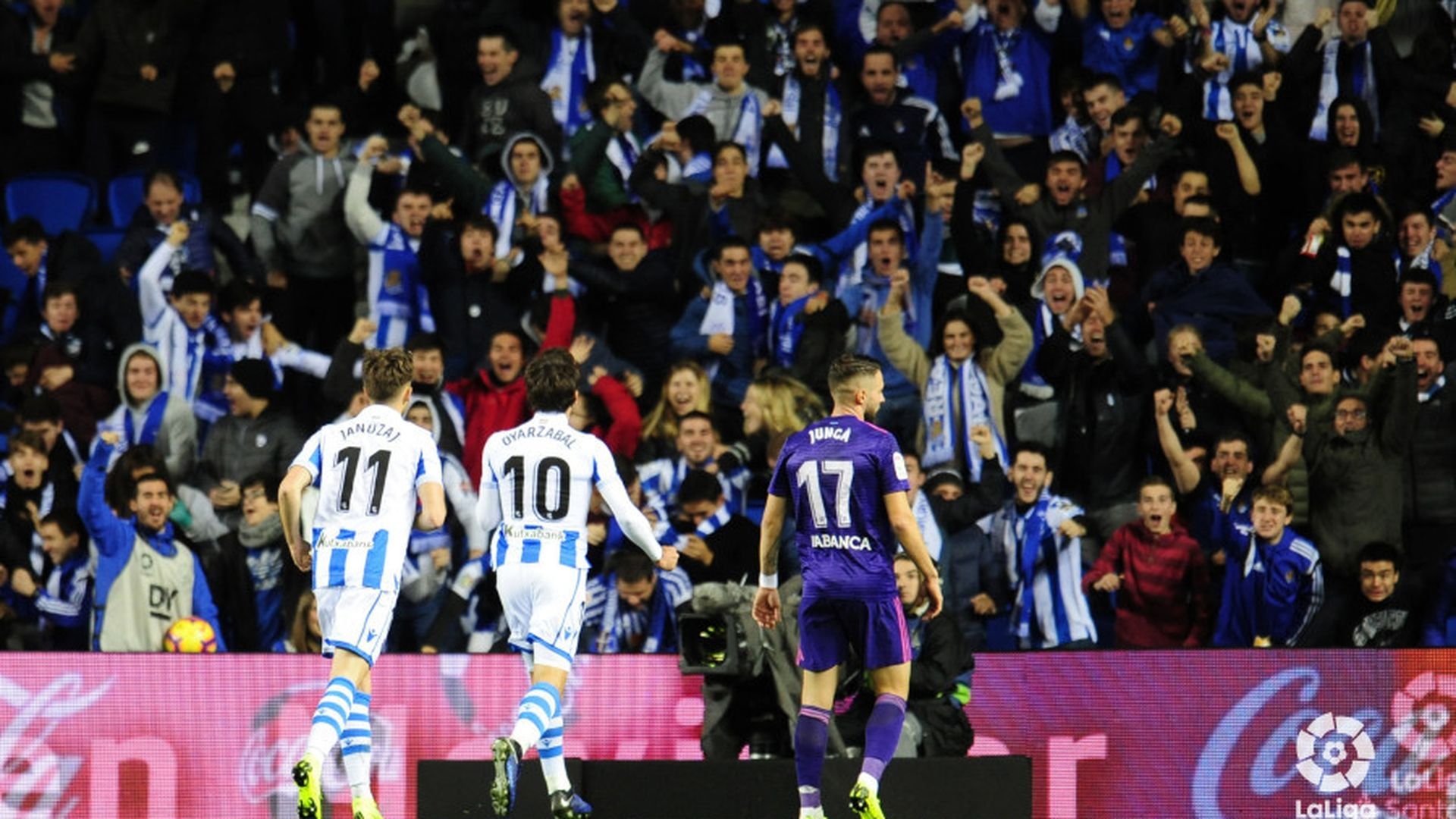 mikel_oyarzabal_se_acerca_a_la_grada_a_celebrar_su_gol_foto_real_sociedad_001.jpg