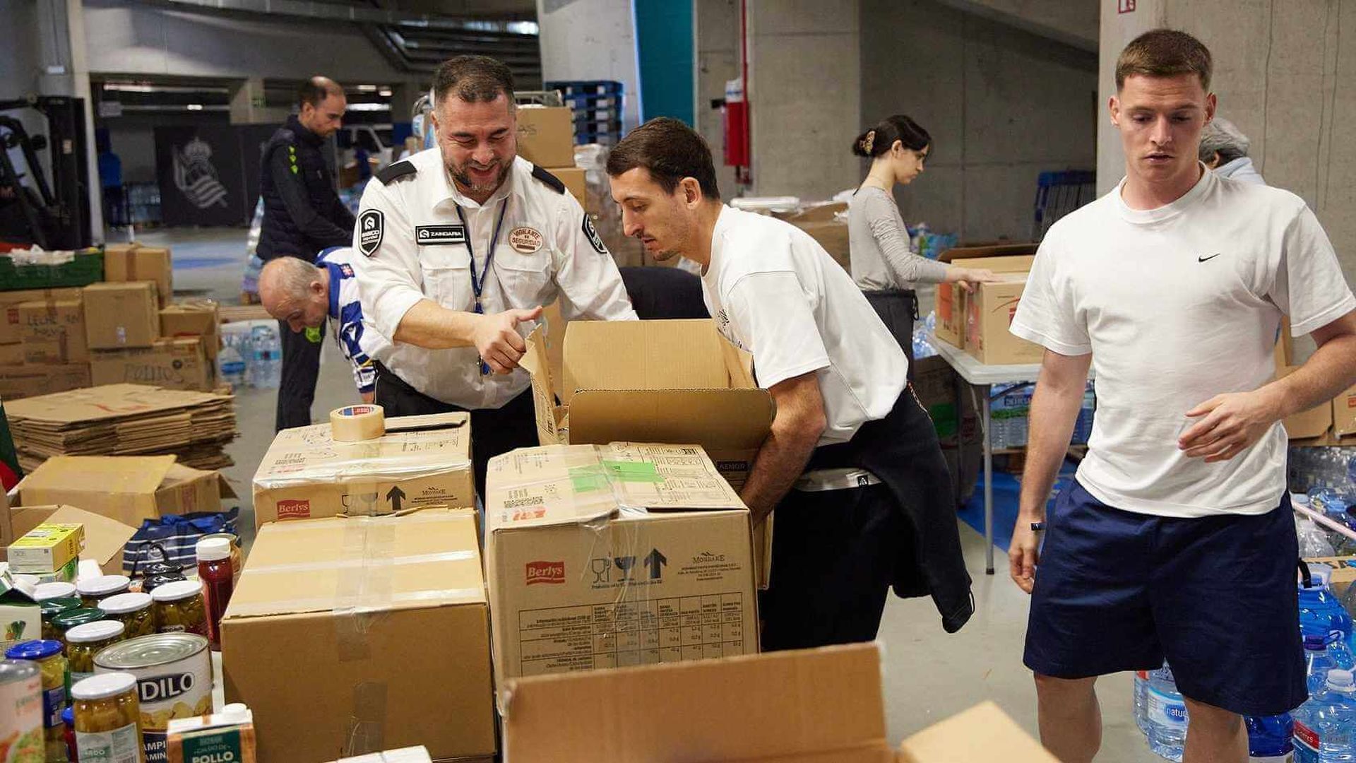 mikel_oyarzabal_y_sergio_gomez_ayudan_a_empacar_algunos_de_los_productos_que_seran_env.jpeg