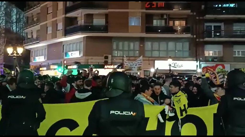 Miles de aficionados celebran el gol del Valencia CF fuera de Mestalla
