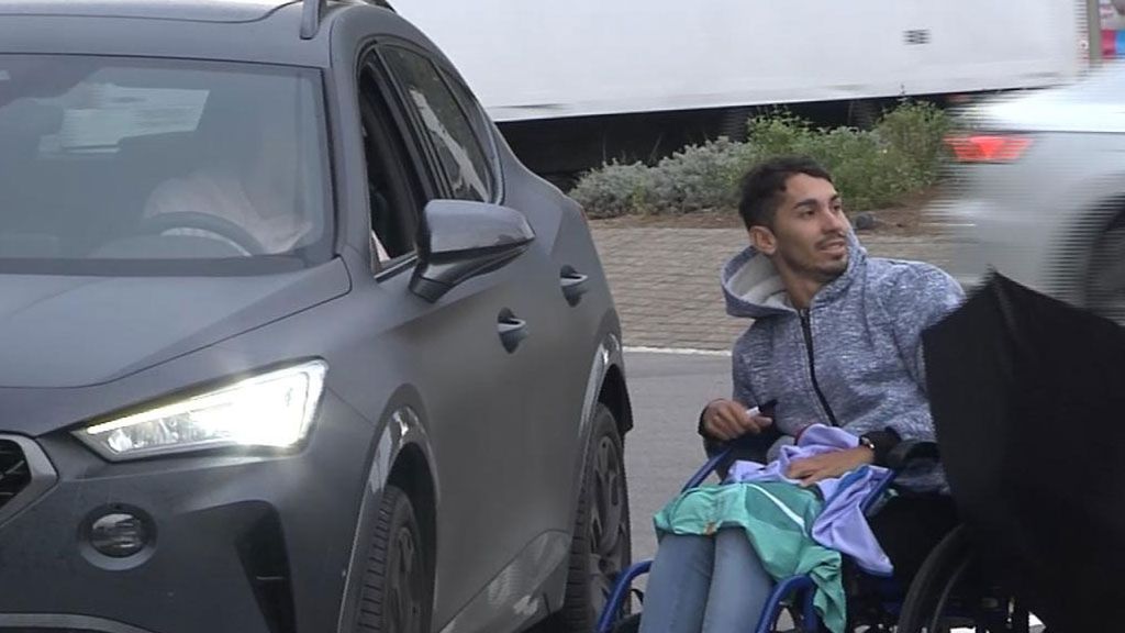 (MEDIASET) En silla de ruedas y bajo la lluvia: Xavi y Mingueza recompensan el esfuerzo de un hincha