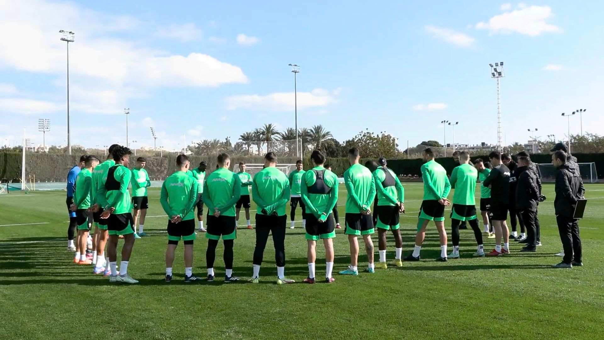 minuto_de_silencio_en_el_entrenamiento_del_elche_por_la_muerte_de_pelayo_novo_001.png