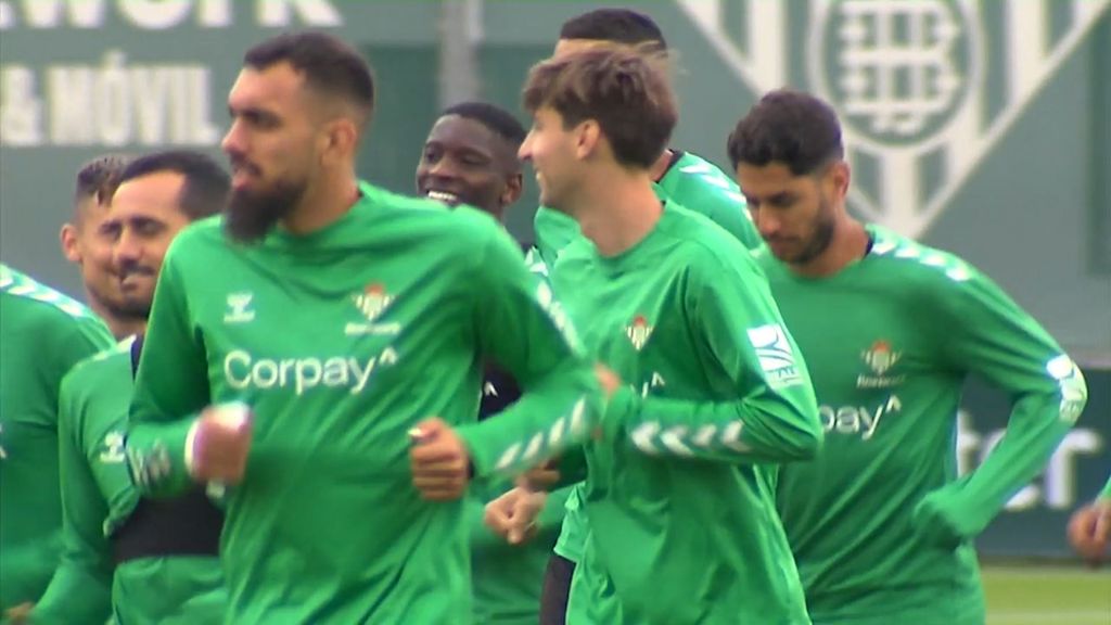 (Mediaset) Miranda, arropado por sus compañeros en el entreno: del abrazo de Ayoze a las risas con Rodri 