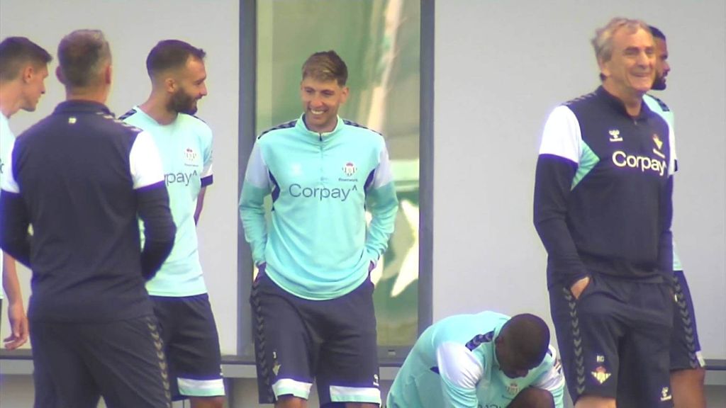 Las imágenes durante el entrenamiento de Miranda tras la dura entrada de Moncayola en el Osasuna 0-2 Real Betis