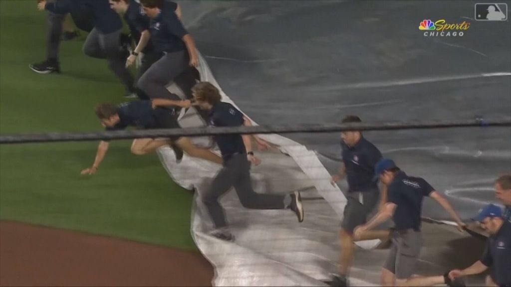 El accidente de un trabajador que ponía la lona en un partido de MLB
