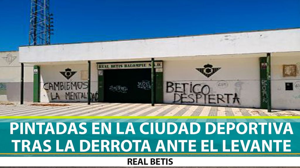 Pintadas en la ciudad deportiva del Betis tras la derrota ante el Levante (4-2)