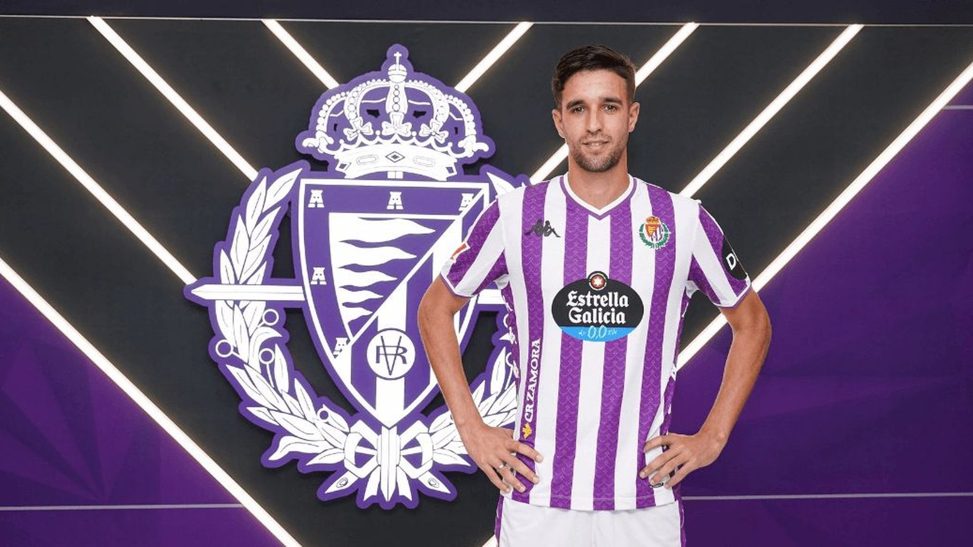 mohamed_jaouab_posando_junto_al_escudo_del_real_valladolid_001.png