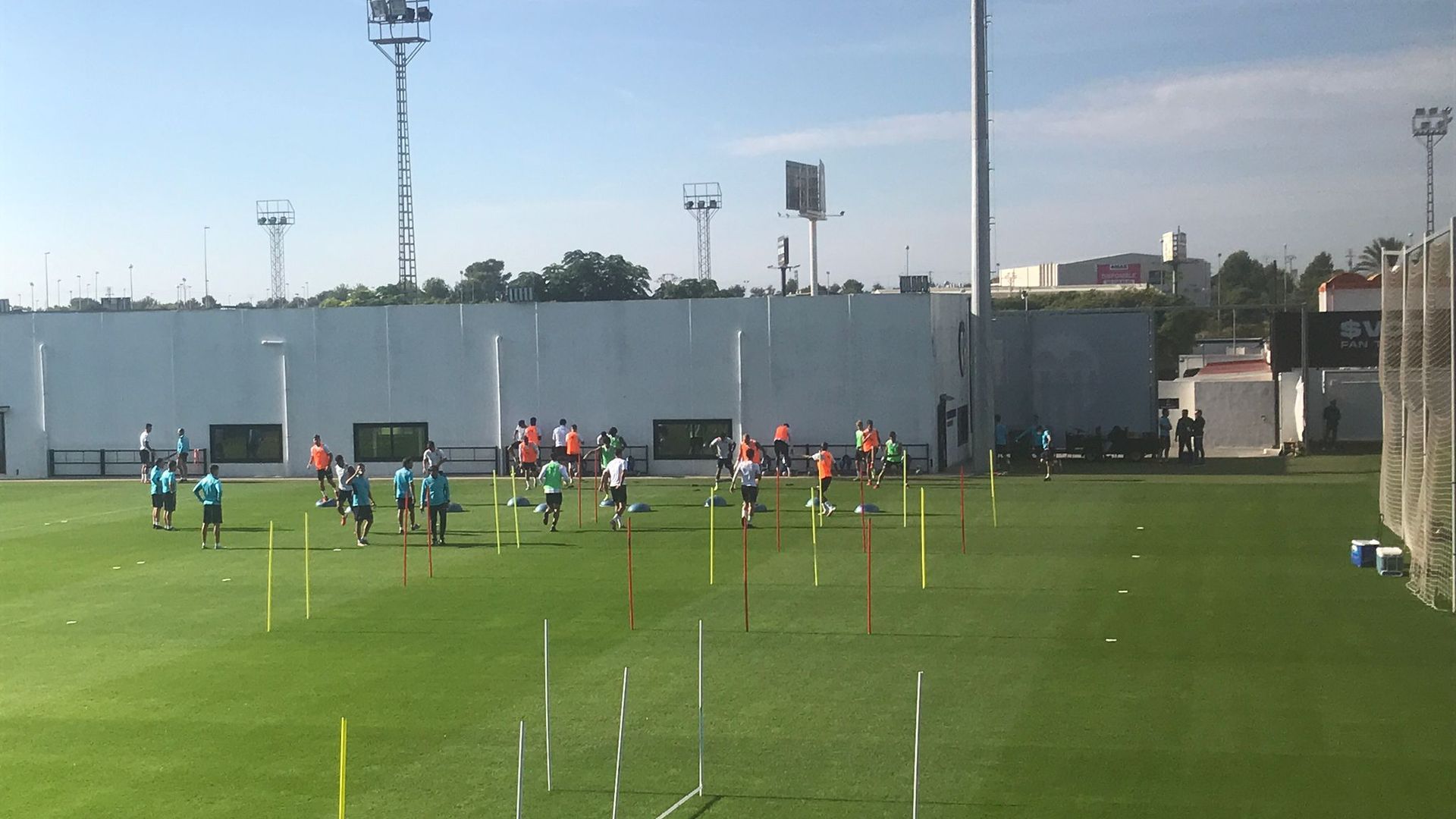 momento_del_entrenamiento_del_valencia_en_paterna_001.jpeg