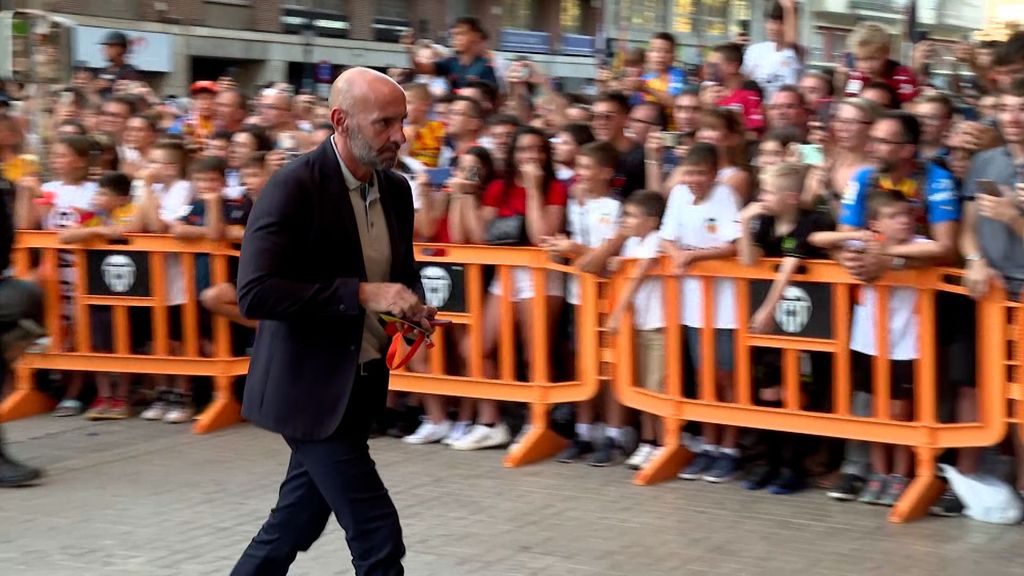 Monchi llega a Mestalla con el Aston Villa