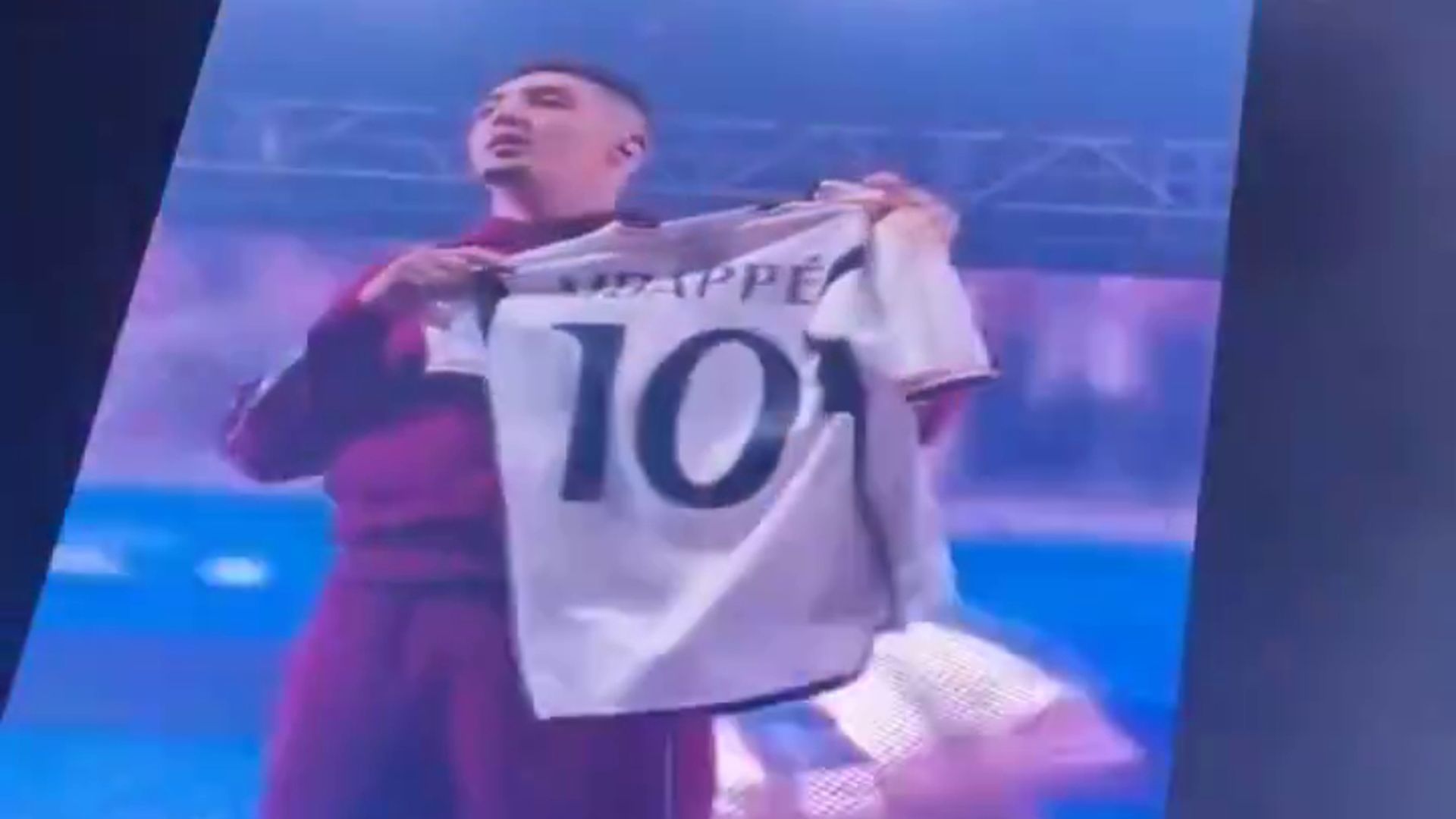 morad_muestra_una_camiseta_de_mbappe_en_el_real_madrid_y_las_redes_se_ilusionan_es_ami.jpg
