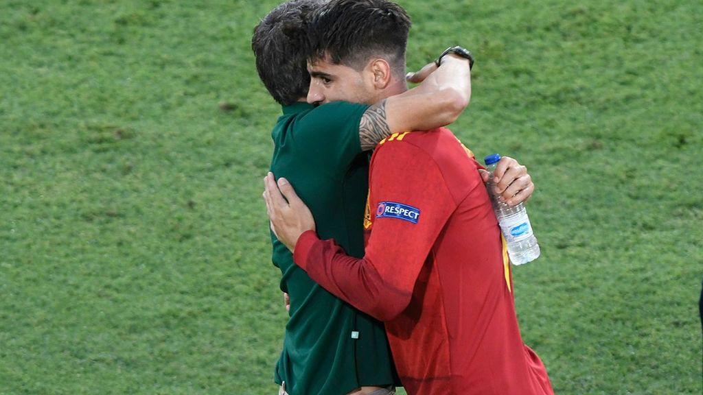 (MEDIASET) Morata y Luis Enrique se funden en un abrazo liberador: así se vivió desde dentro el momento más esperado de España