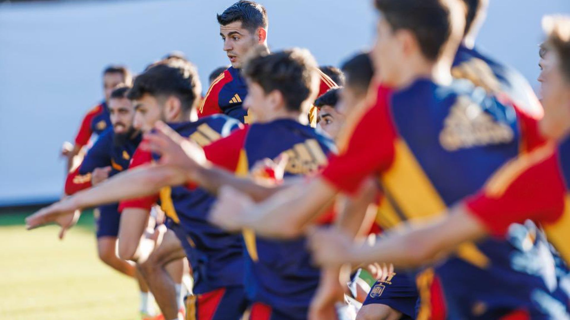morata_en_el_entrenamiento_de_la_seleccion_espanola_entre_varios_jugadores_foto_sefutb_001.jpg
