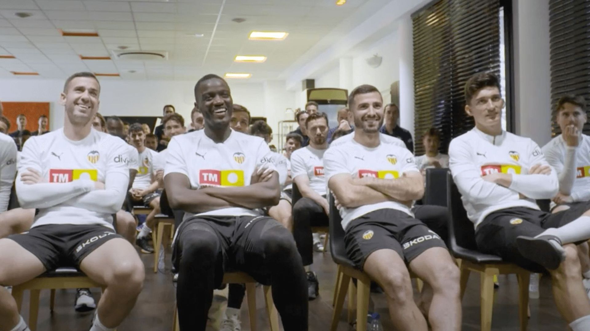 mouctar_diakhaby_ve_el_documental_con_sus_companeros_001.png mouctar_diakhaby_ve_el_documental_con_sus_companeros_001.png