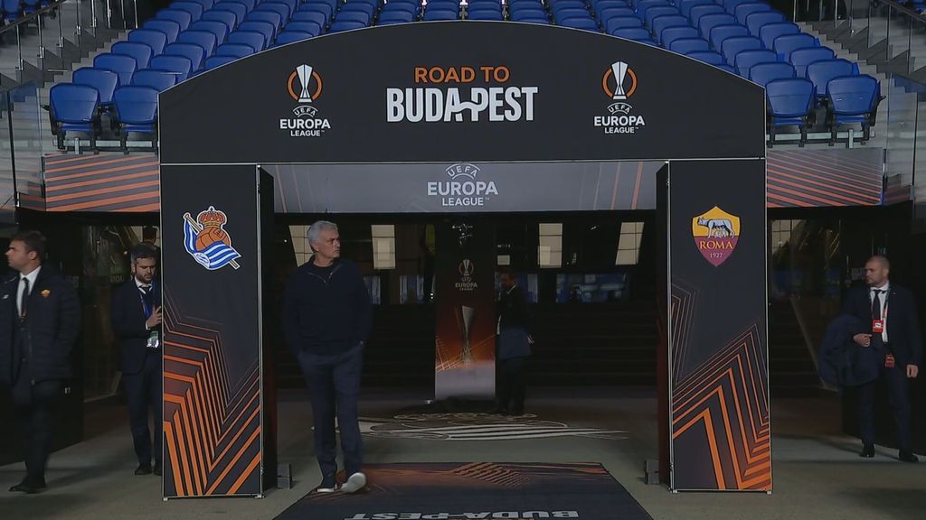 (MEDIASET) Mourinho, el primero en salir al Reale Arena: el portugués admira el estadio antes de comenzar el partido