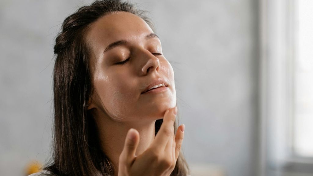 Mujer aplicándose crema