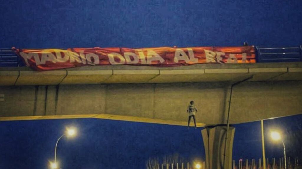 Los acusados por colgar un muñeco de Vinicius en un puente evitan la prisión tras pactar su condena