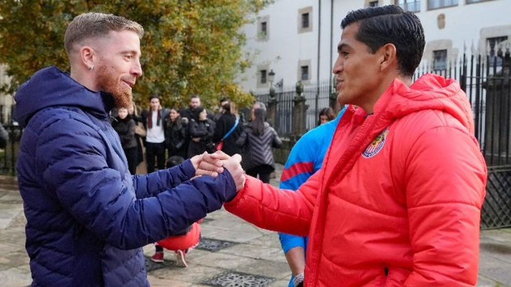 Muniain y el capitán de Chivas sobre el Trofeo Arbol de Gernika