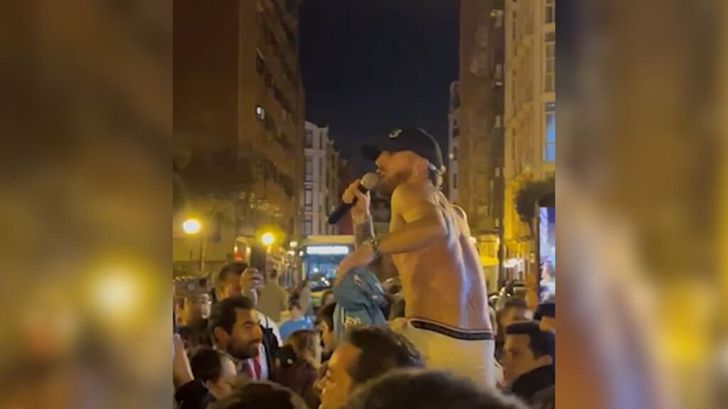 La fiesta improvisada de los jugadores del Athletic por Bilbao: Iker Muniain en volandas e Iñaki Williams de reportero