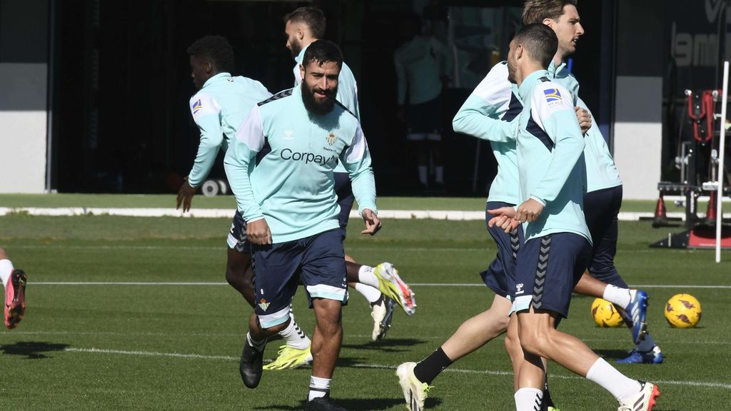 Entrenamiento del Betis: Fekir entrena sin máscara, Altimira vuelve con el grupo y Cardoso hace trabajo en el gimnasio mientras Aitor sigue con su recuperación