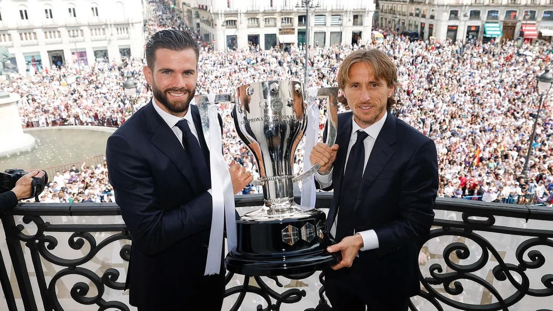 nacho_fernandez_y_luka_modric_con_laliga_en_la_puerta_del_sol_foto_rm_001.jpg