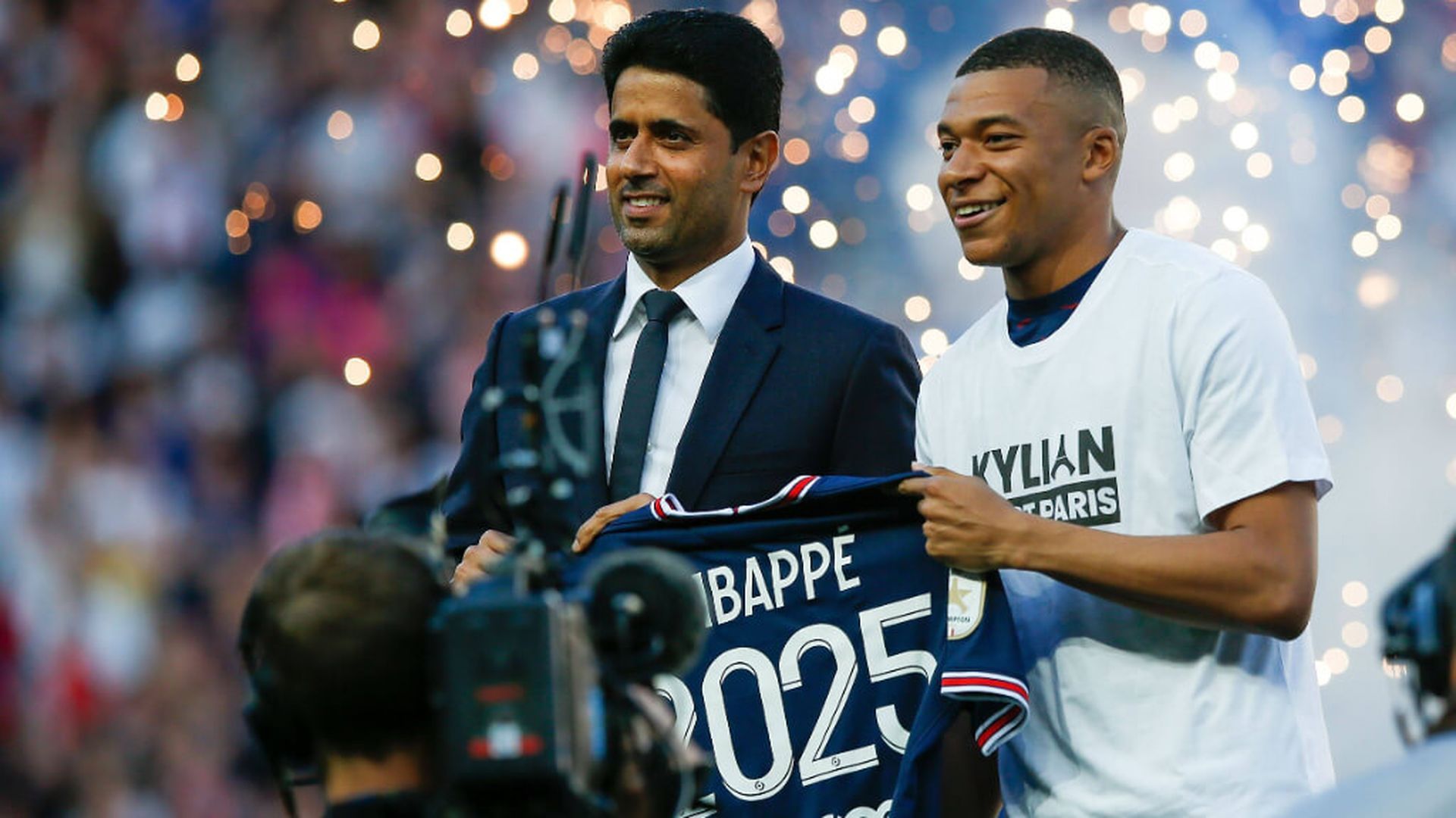 nasser_al_khelaifi_y_kylian_mbappe_tras_la_renovacion_del_jugador_en_2022_foto_cordon_.jpg nasser_al_khelaifi_y_kylian_mbappe_tras_la_renovacion_del_jugador_en_2022_foto_cordon_.jpg