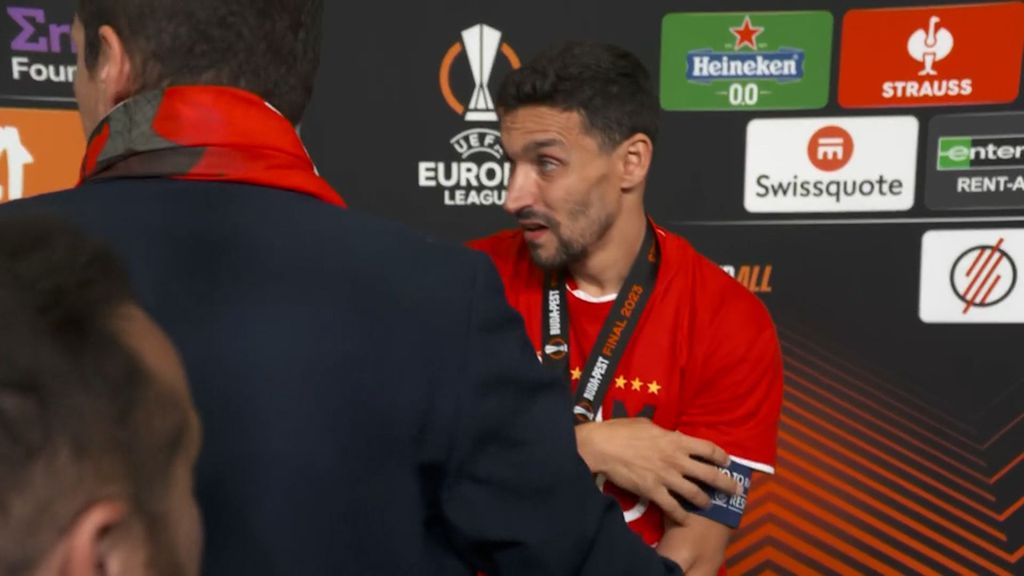 (Mediaset) Navas en zona mixta preocupado por que no se le descolocara el brazalete. Capitán en todo momento