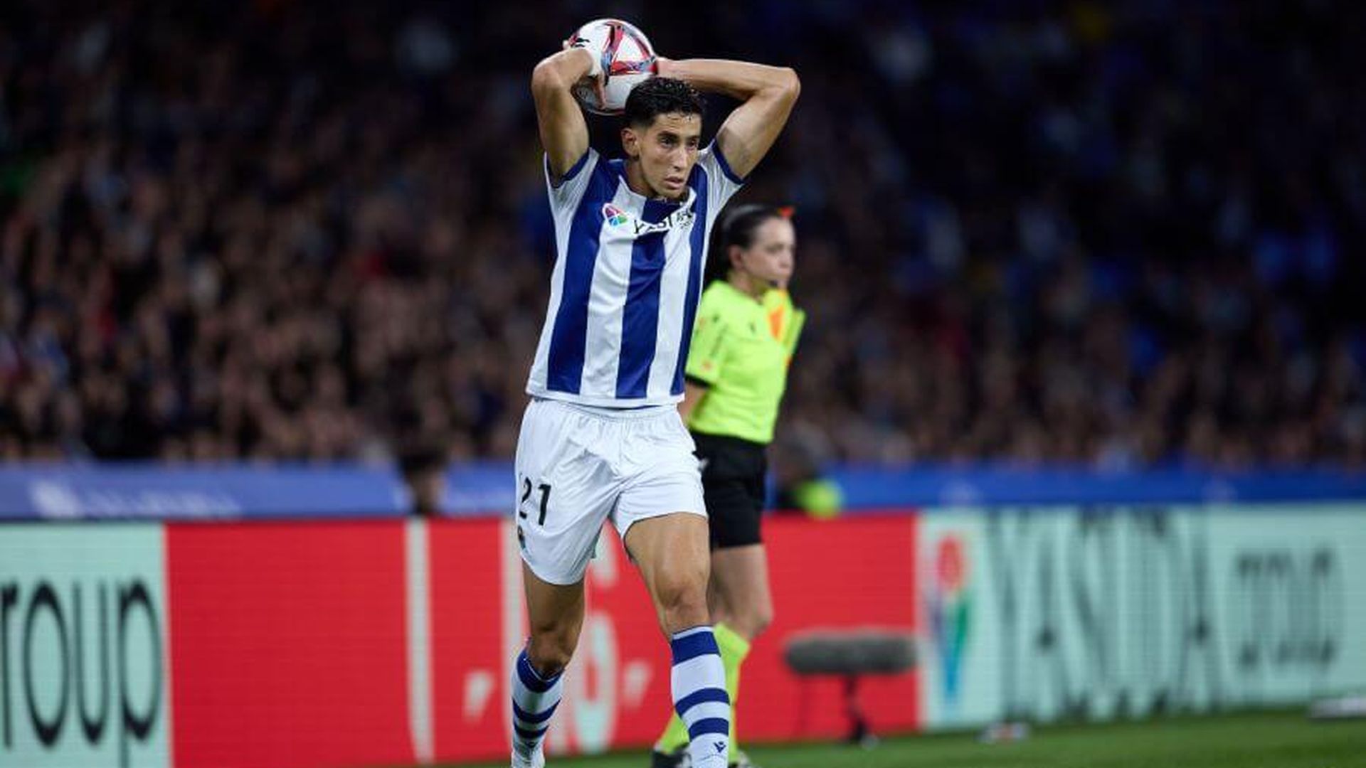 nayef_aguerd_saca_un_balon_de_banda_en_el_real_sociedad_osasuna_foto_laliga.jpeg nayef_aguerd_saca_un_balon_de_banda_en_el_real_sociedad_osasuna_foto_laliga.jpeg