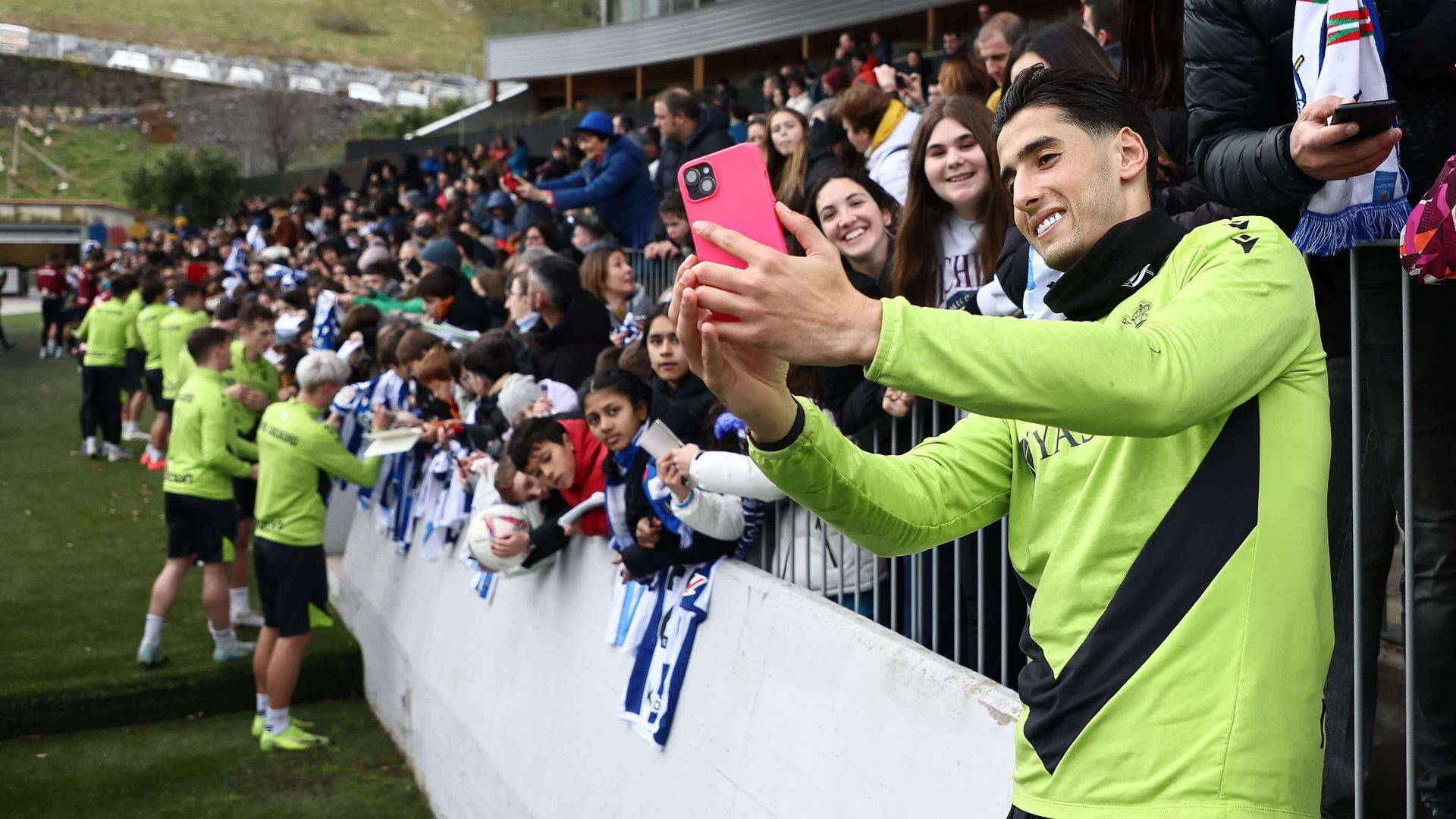 nayef_aguerd_se_hace_un_selfie_en_zubieta_con_unos_jovenes_aficionados_foto_real_socie.jpeg nayef_aguerd_se_hace_un_selfie_en_zubieta_con_unos_jovenes_aficionados_foto_real_socie.jpeg