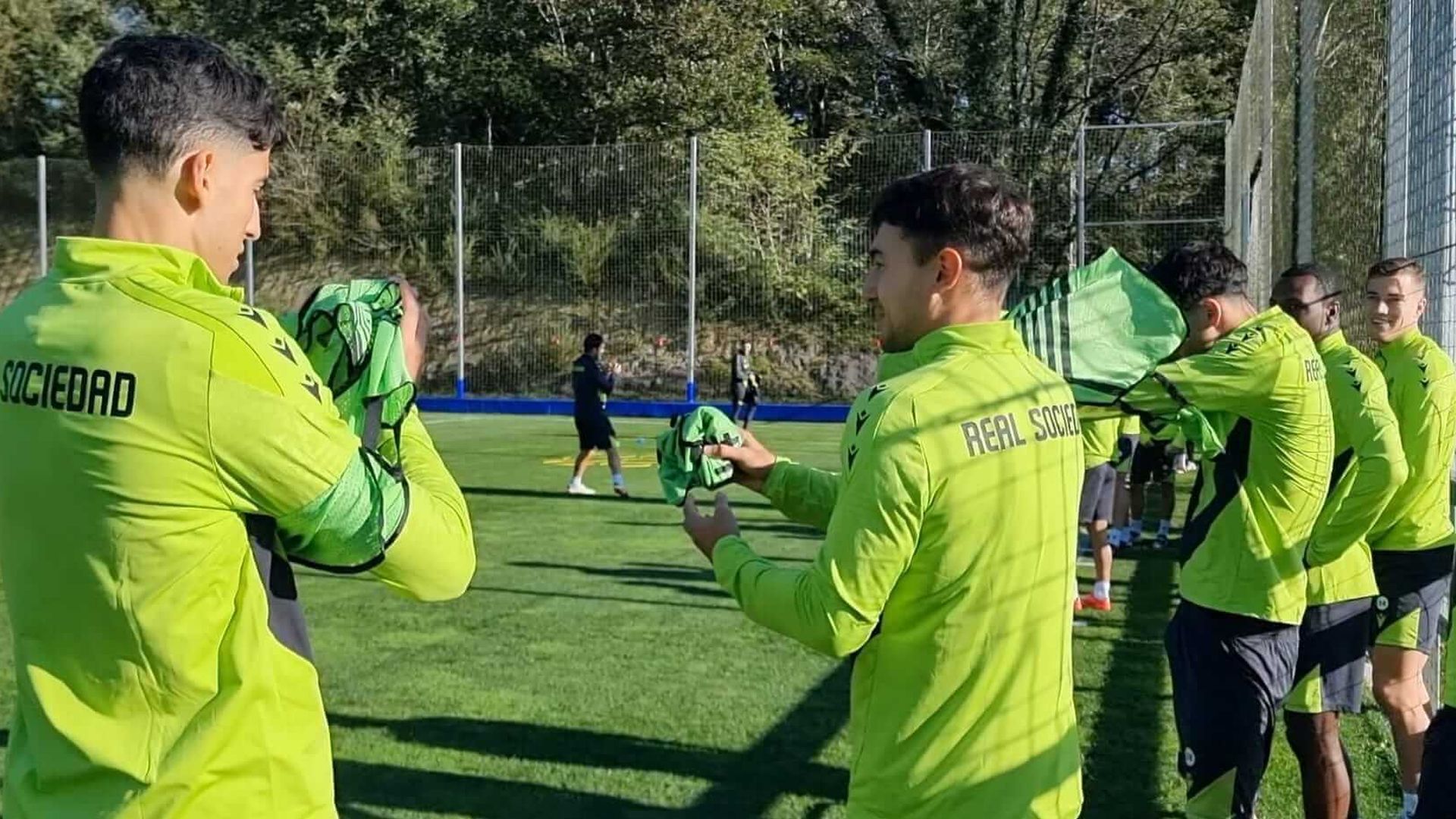 nayef_aguerd_y_zubimendi_en_el_entrenamiento_de_este_miercoles_en_zubieta.jpeg nayef_aguerd_y_zubimendi_en_el_entrenamiento_de_este_miercoles_en_zubieta.jpeg