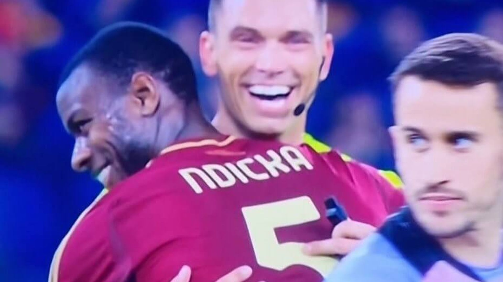 ndicka_se_abrazo_con_el_arbitro_del_roma_athletic_001.jpeg