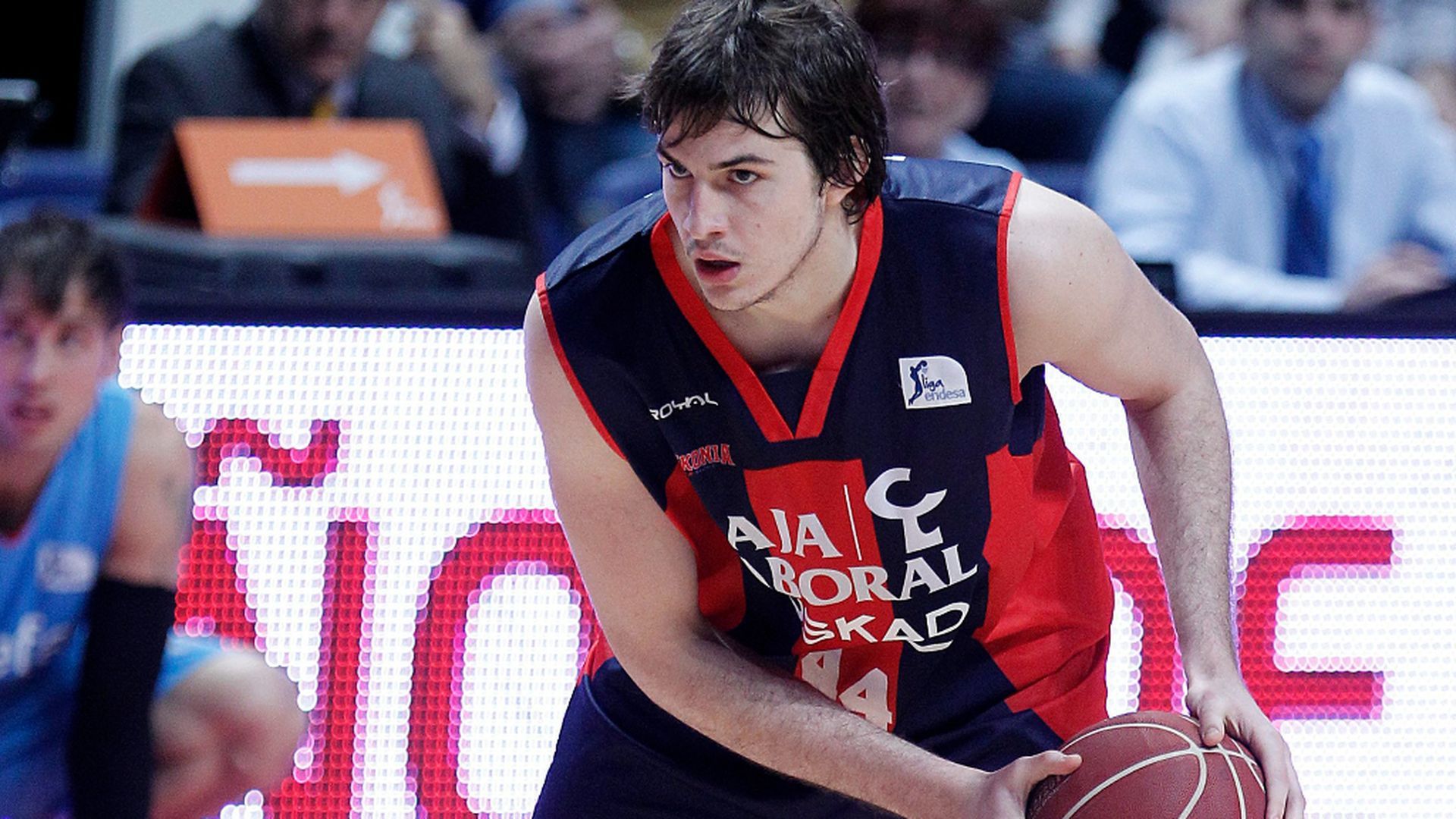 nemanja_bjelica_ex_jugador_del_baskonia_y_de_la_nba_agredido_con_unas_tijeras_en_belgr.jpg