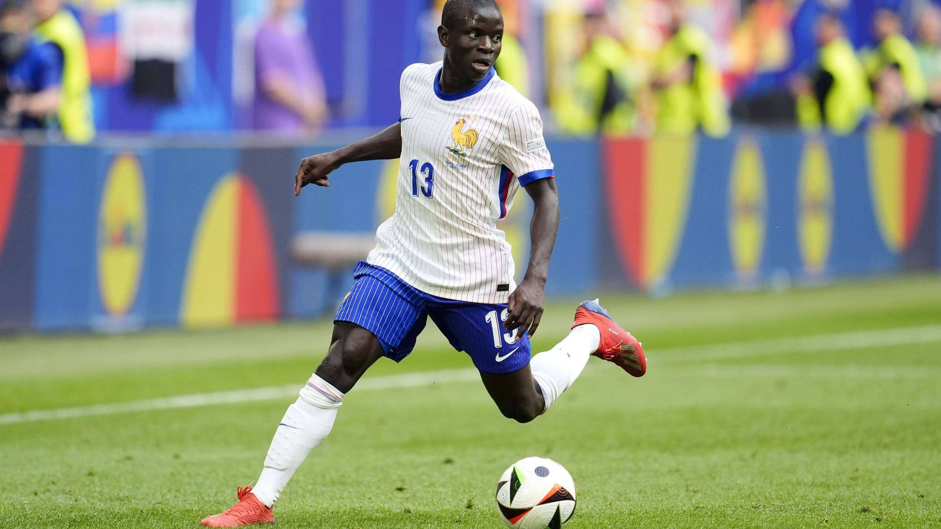 ngolo_kante_en_un_partido_con_francia_durante_la_eurocopa_foto_cordon_press.jpg