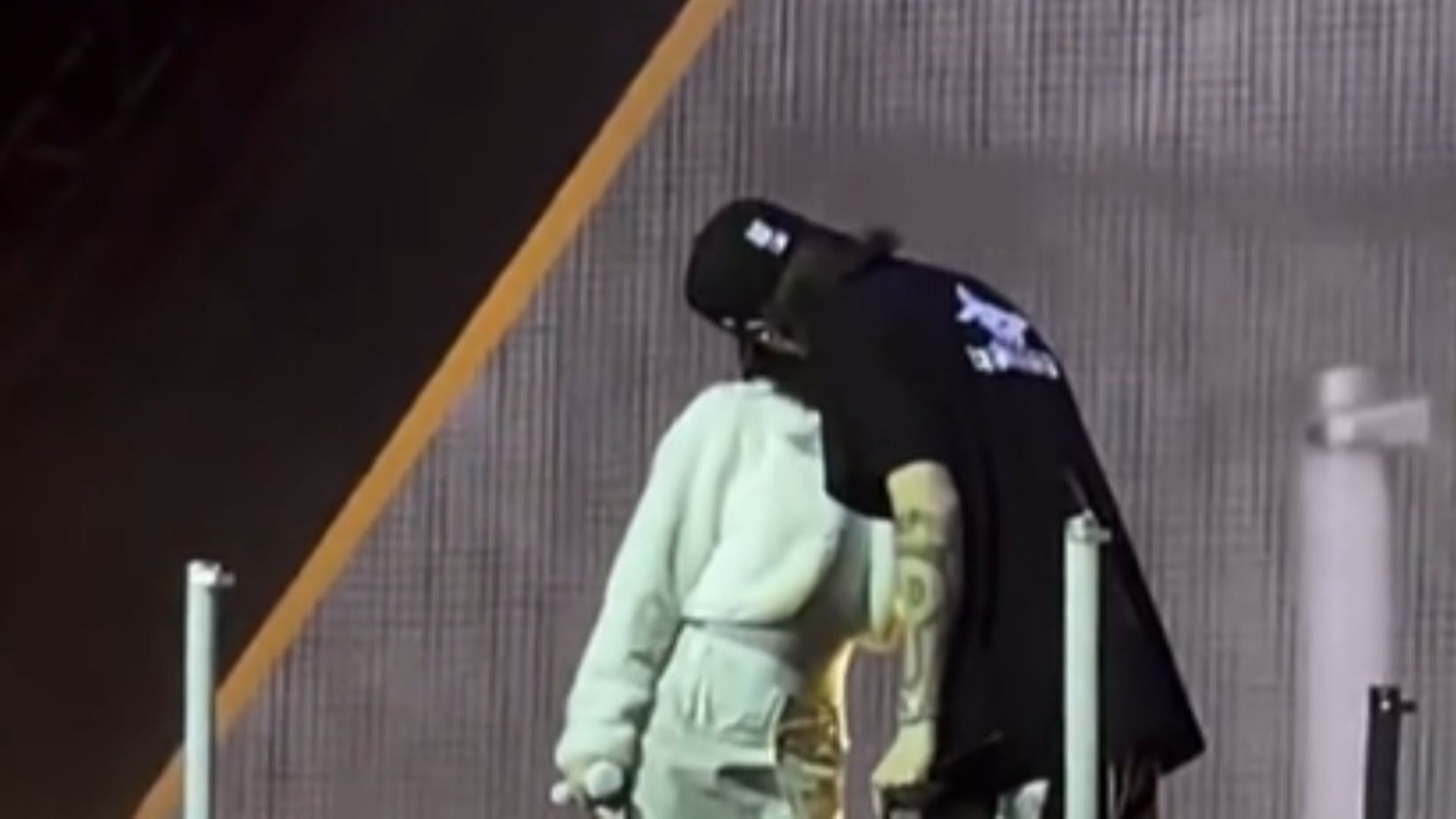 nicki_nicole_y_peso_pluma_se_dan_un_beso_en_pleno_concierto__perreolandmx_001.jpg nicki_nicole_y_peso_pluma_se_dan_un_beso_en_pleno_concierto__perreolandmx_001.jpg